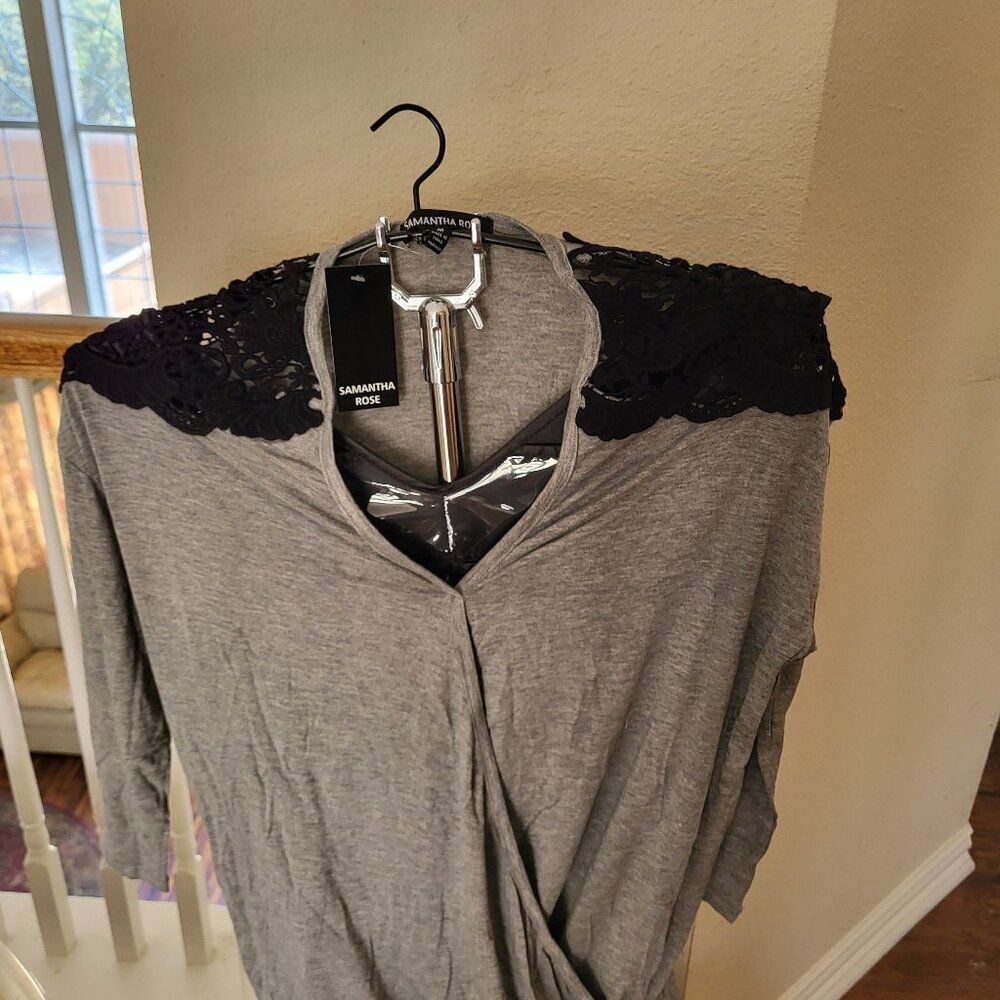 The Samantha Rose Top is a stylish and eye-catching piece.SIZE M